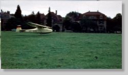 Erbauer fliegt im Jahr 1965 mit dem Original DM-1680
